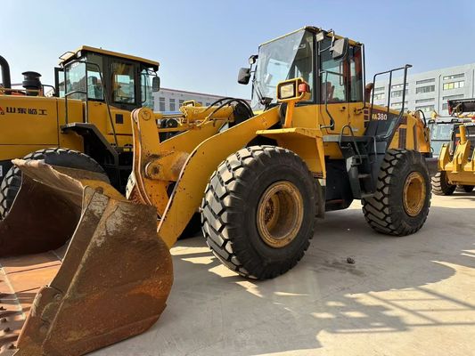 Dùng Komatsu WA380 6 bánh xe tải nhỏ gọn với dung lượng tải cao