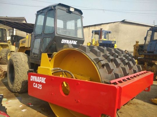 Sử dụng CA25 Dynapac single drum roller hoạt động ổn định với chân cừu