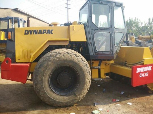Sử dụng CA25 Dynapac single drum roller hoạt động ổn định với chân cừu