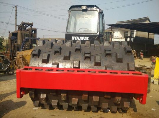 Sử dụng CA25 Dynapac single drum roller hoạt động ổn định với chân cừu