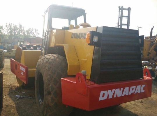 Sử dụng CA25 Dynapac single drum roller hoạt động ổn định với chân cừu